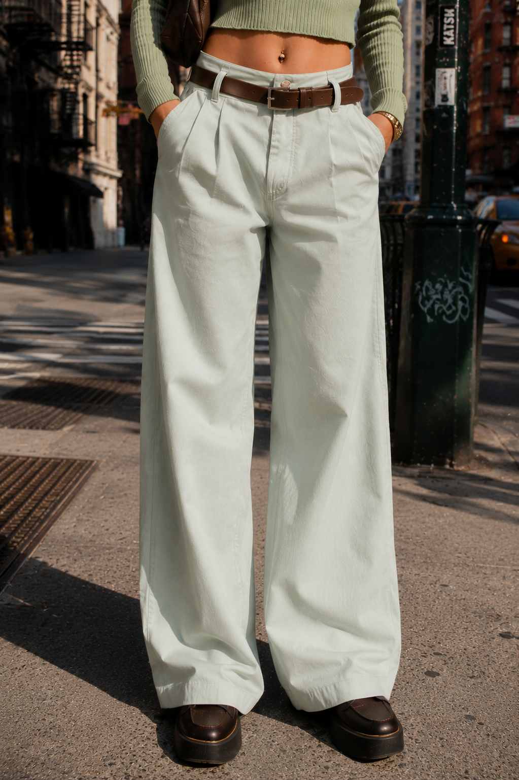 CALÇA SARJA WIDE LEG PREGAS BOHOO COM CINTO