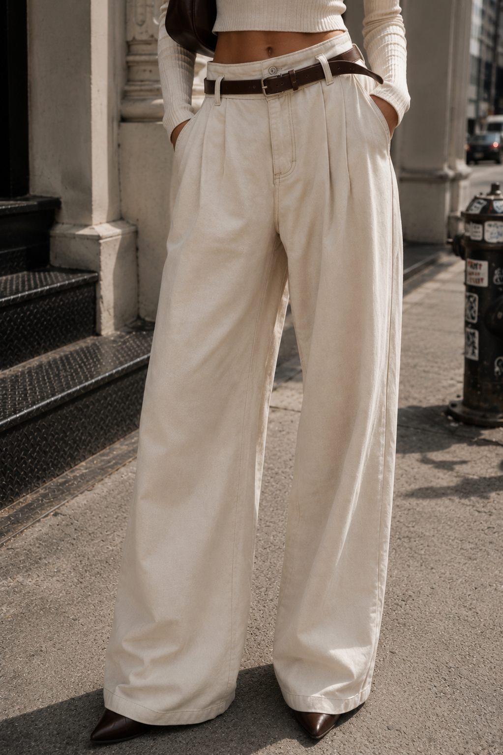CALÇA SARJA WIDE LEG PREGAS BOHOO COM CINTO